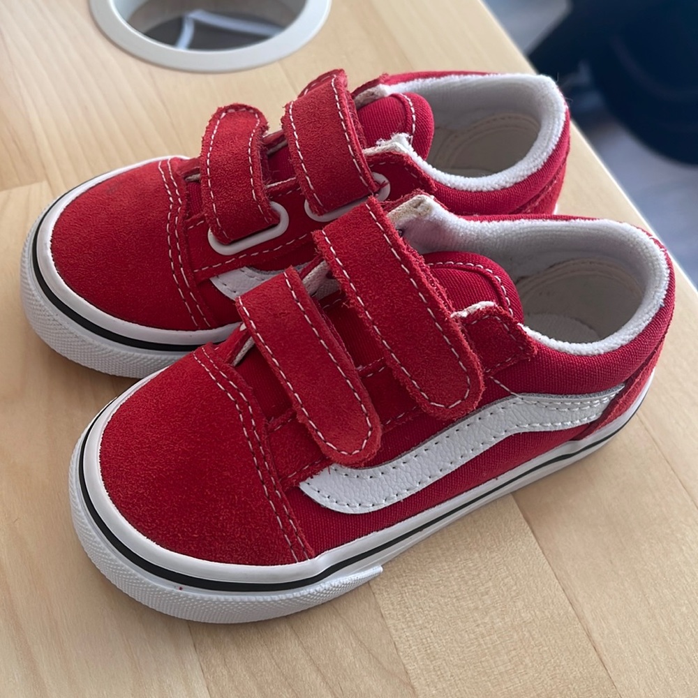 Vans TODDLER OLD SKOOL V SHOE in Racing Red/True White. Size 6 - NWOB.